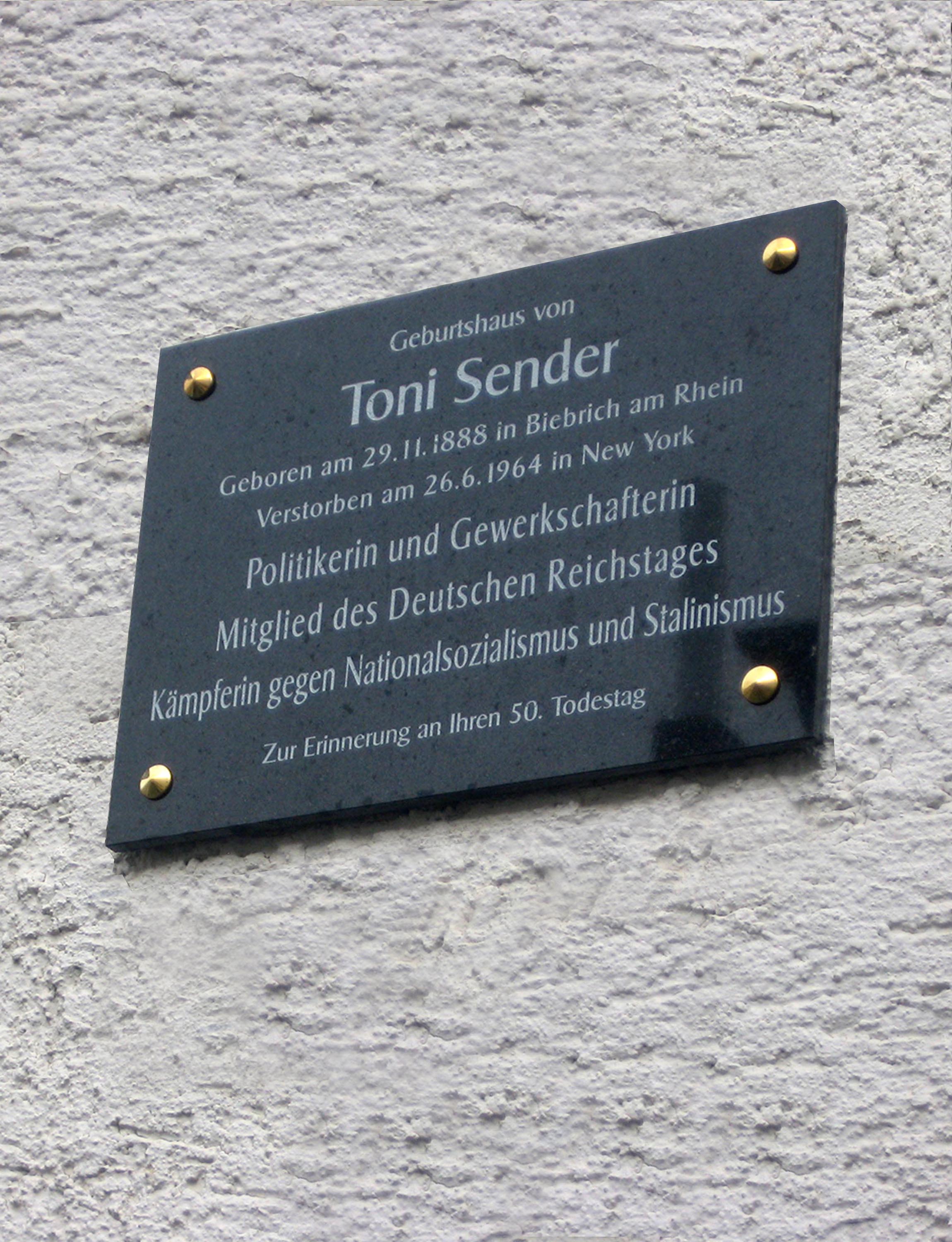 Zu Senders 50. Todestag an ihrem Biebricher Geburtshaus in der Stettiner Straße 6 angebrachte Gedenktafel